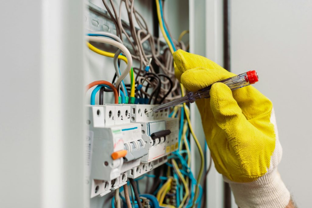 5 erros comuns em instalações elétricas que podem custar caro